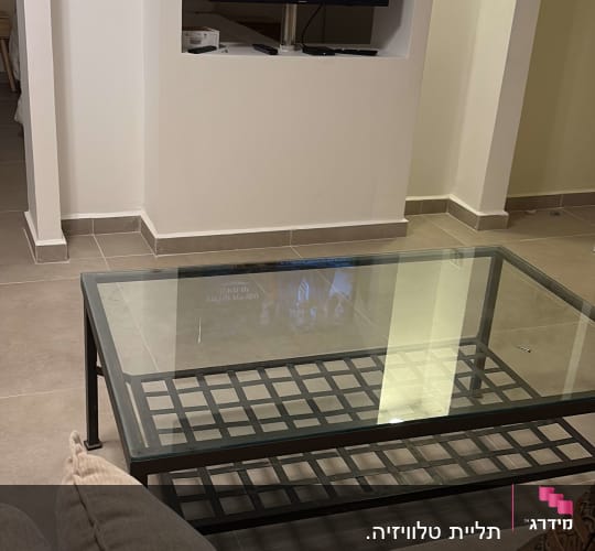 סלון עם טלוויזיה ושולחן זכוכית